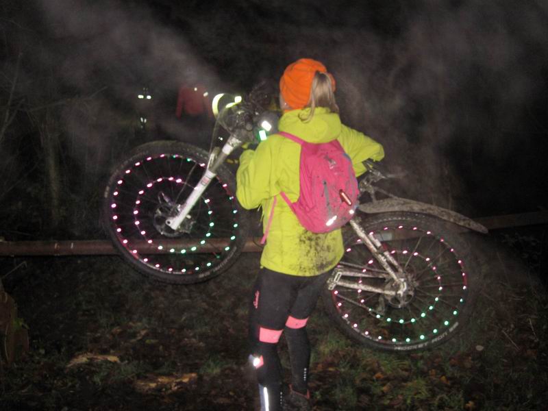 Людмила Денисова преодолевает шлагбаум на выезде из Зелёного леса