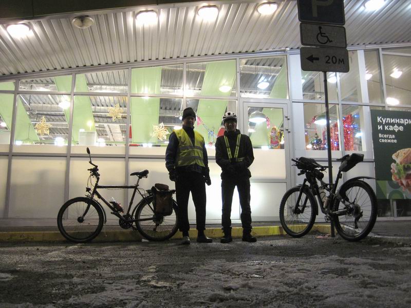 Сергей Мезенов и Гаврил Зыков на старте у ТЦ 'Виктория' на ул. Емельянова