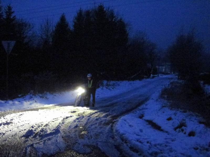 Гаврил Зыков проходит пешком скользкий участок