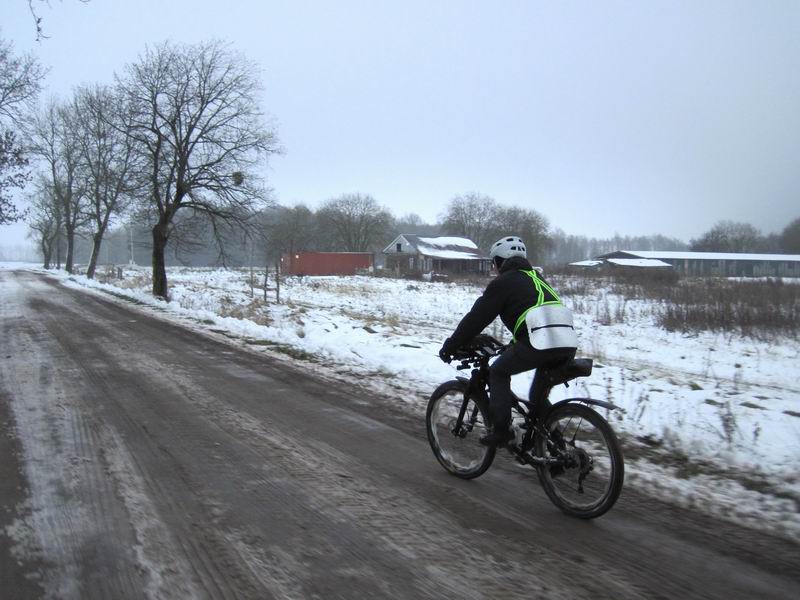Гаврил Зыков едет по грунтовке