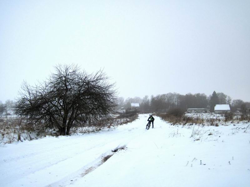 Выехали из Семёново, но здесь пришлось развернуться, т.к. дорога через поле оказалась под толстым слоем снега