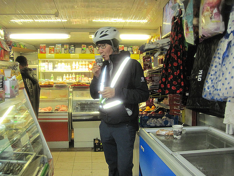 В магазине можно выпить чаю и купить новые носки