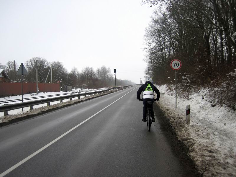 Едем вдоль железной дороги