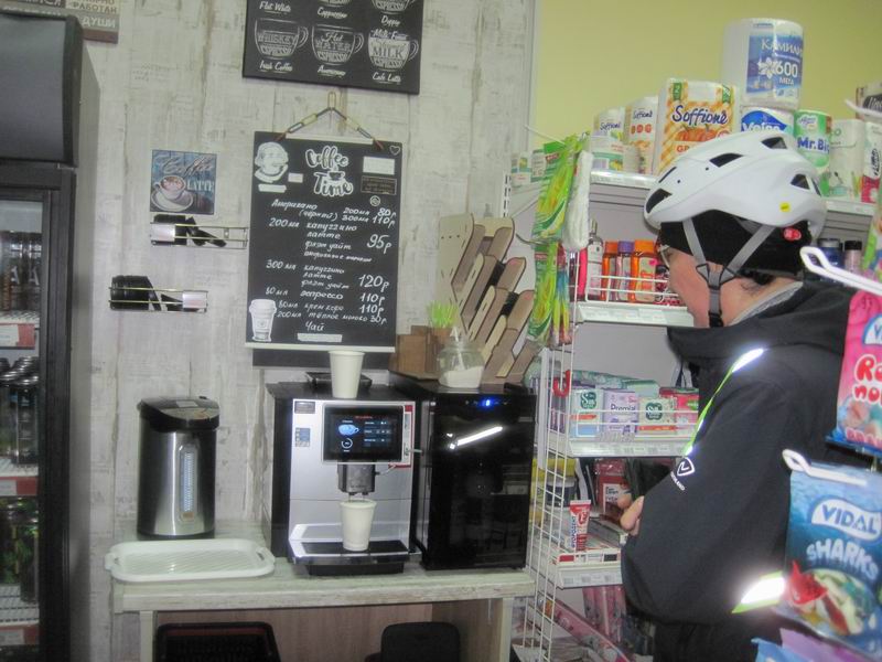 Пьём капучино в магазине