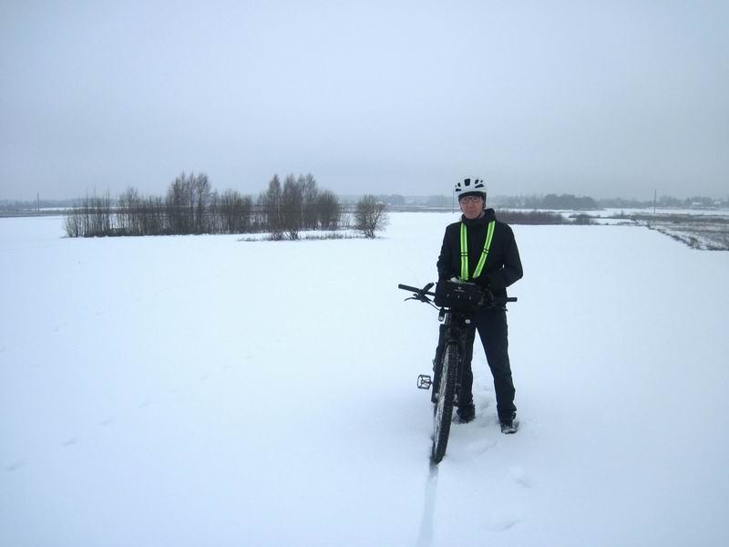 Гаврил Зыков на пешеходном участке через поле