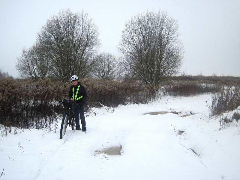 Нашли дорогу, обходим лужу