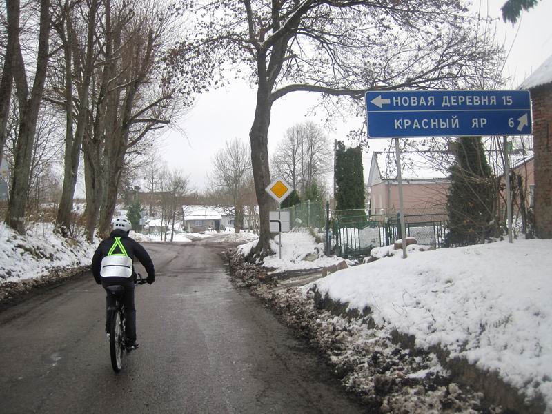 Здесь надо было ехать прямо, а мы свернули направо