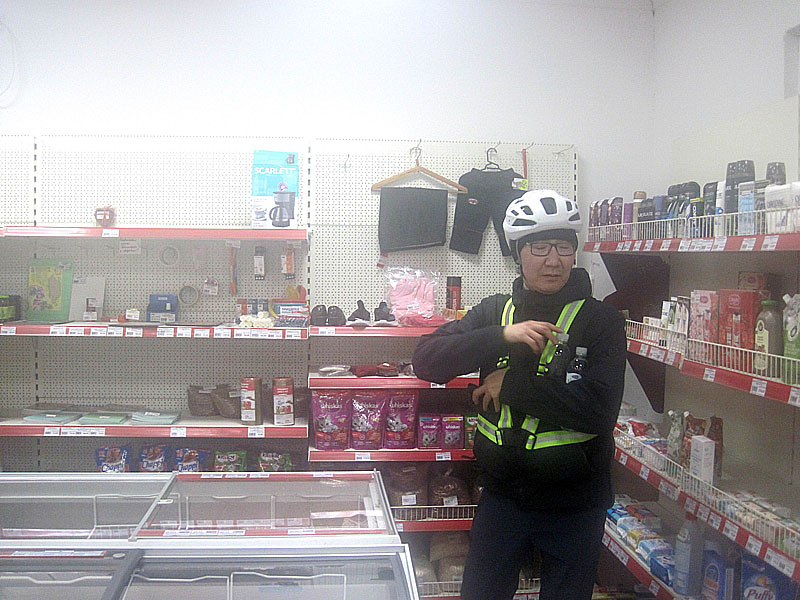 Гаврил Зыков покупает воду