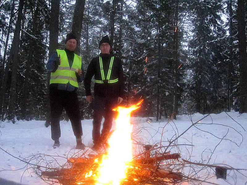 Сергей Мезенов и Гаврил Зыков у костра