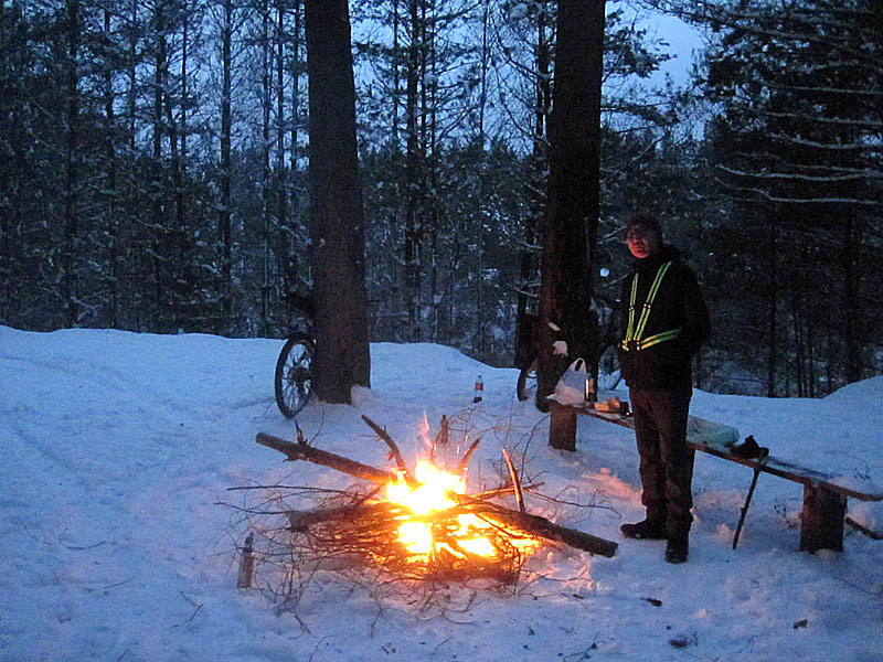 Привал с костром в лесу