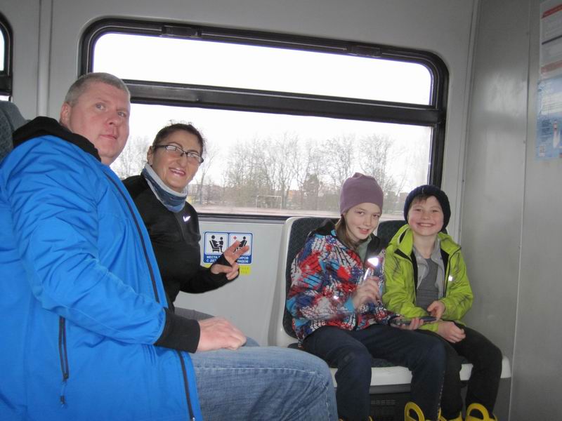 Фёдор Щербина, Маргарита Пономарёва, Илиана Мезенова, Дамиан Мезенов в поезде