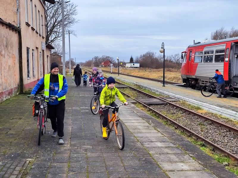 Сергей, Дамиан, Илиана Мезеновы, Маргарита Пономарёва на станции Светлое
