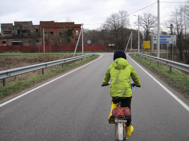 Дамиан Мезенов на фоне развалин немецкой трансформаторной подстанции