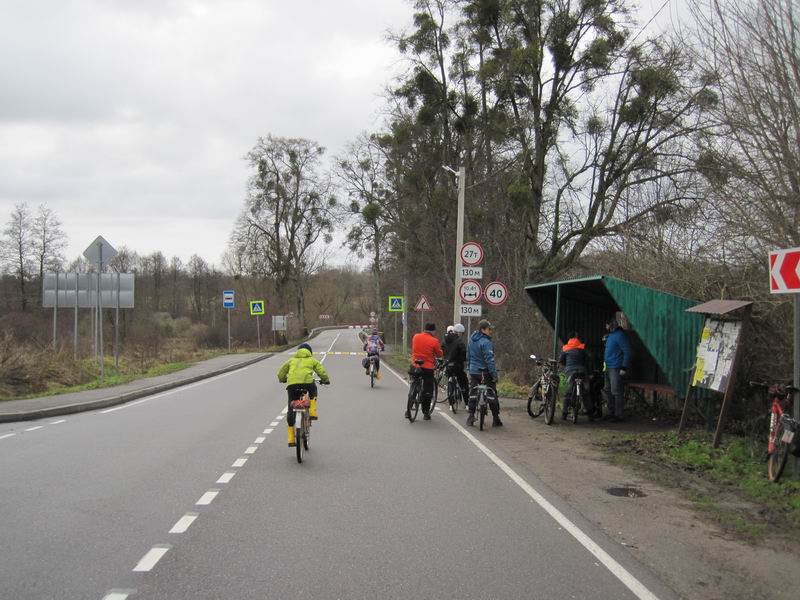 Угнавшие вперёд участники ждут на остановке