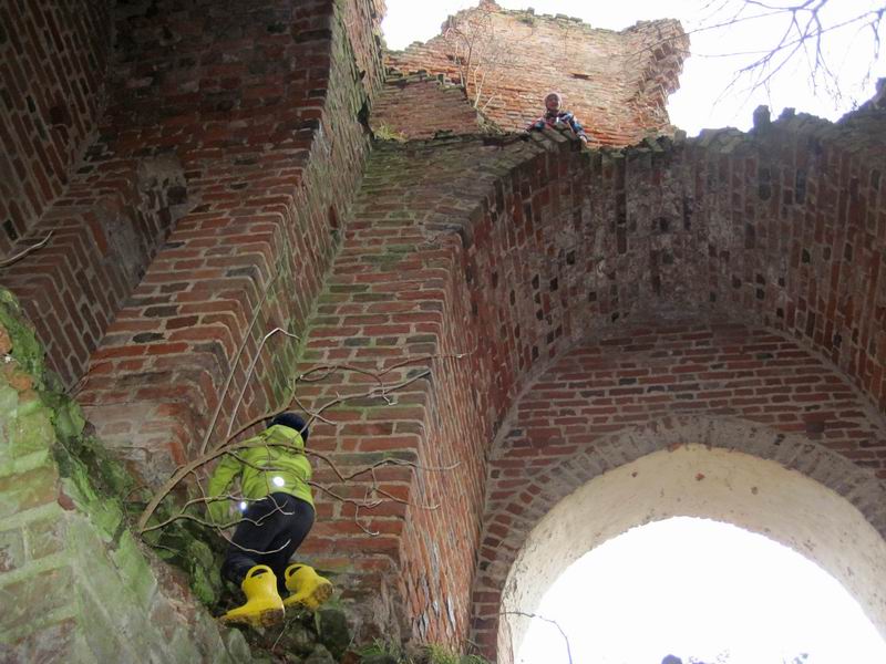 Дети лазают по кирхе