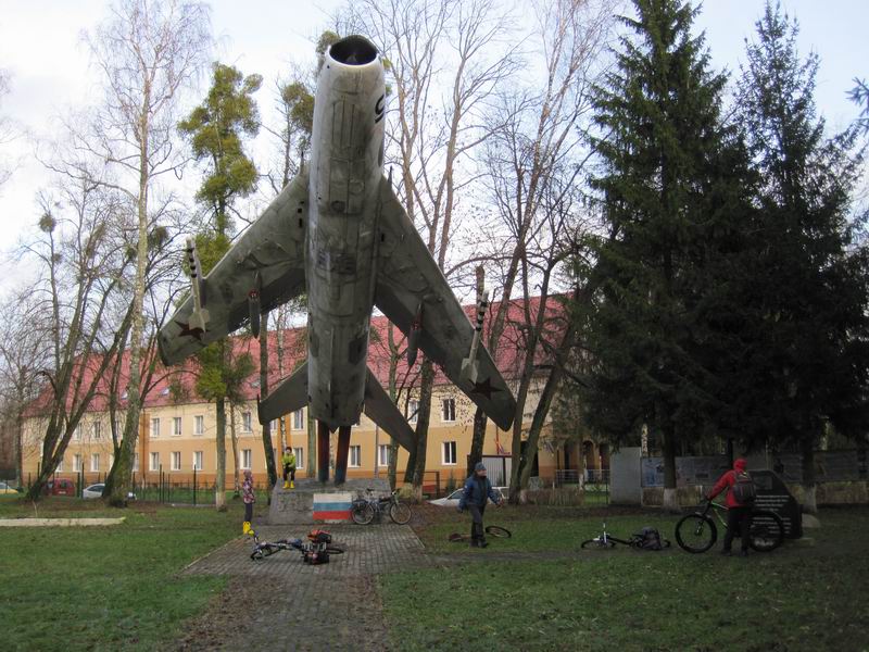 Остановка у памятника самолёту МиГ-19П в Северном