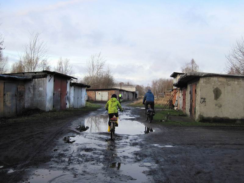 Выезжаем из Северного через гаражи