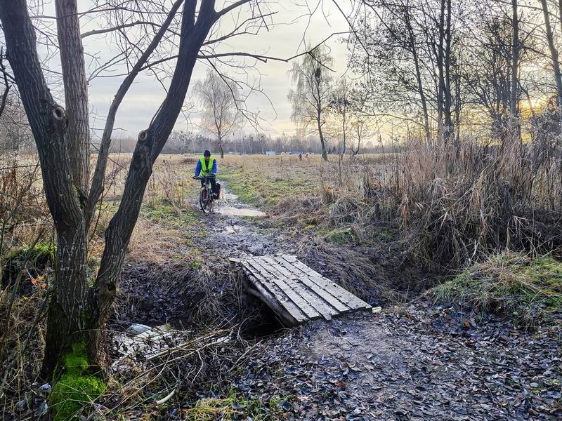 Сергей Мезенов проезжает гуаномесный участок по полю
