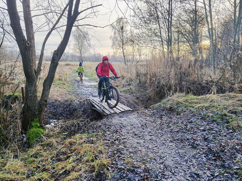 Александр Авдяков проезжает по мостику