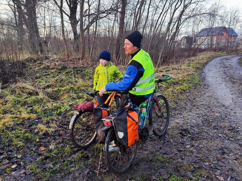 Сергей и Дамиан Мезеновы смотрят как участники преодолевают гуаномес