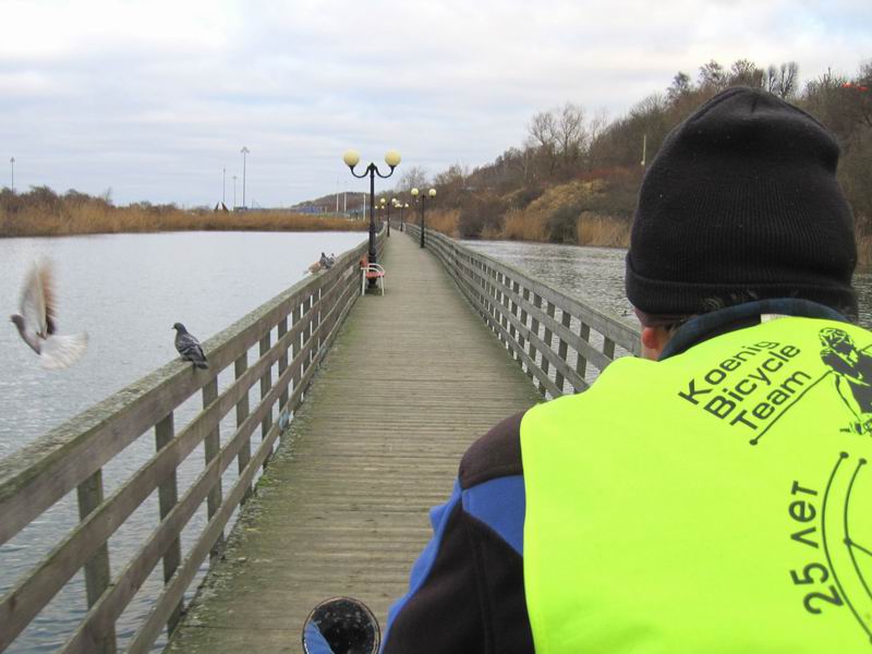 Едем по плавучему променаду