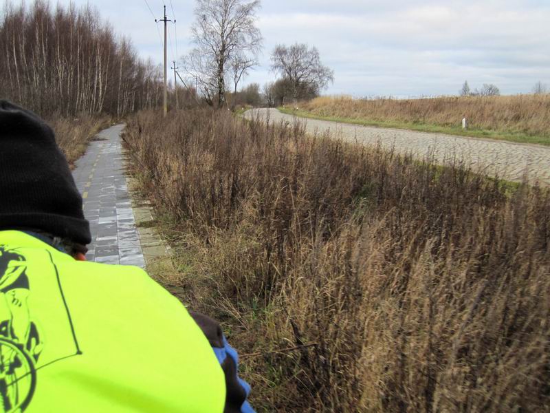 Справа дорога со злым брущем