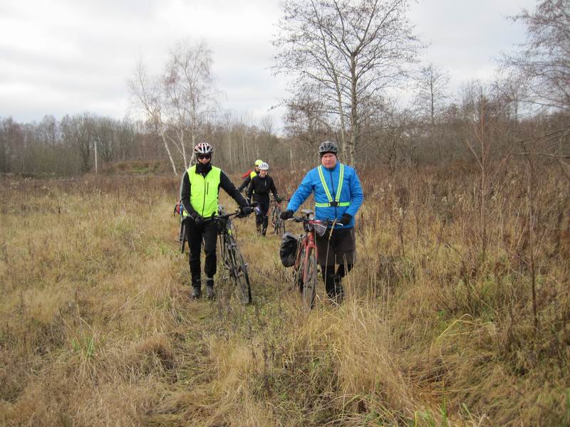 Участники не желают ехать. Идут пешком