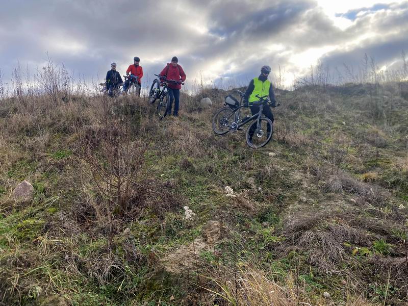 Участники спускаются с горки