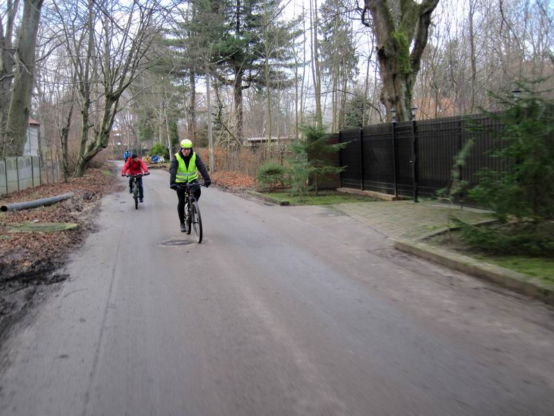 В Отрадном велодорожка зачем-то два раза пересекает дорогу. Объезжаем это место по улице Нахимова