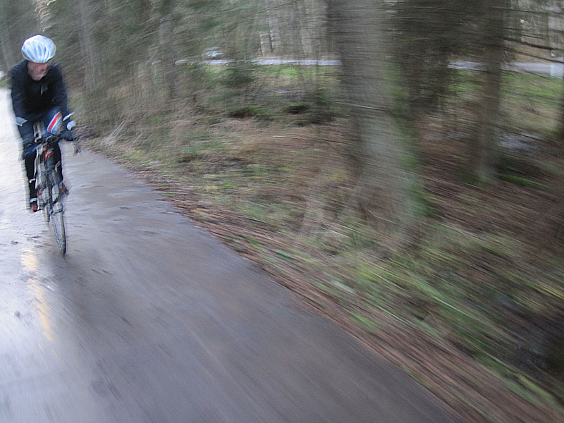 Покрытие велодорожки на косе - мокрый блестящий гладкий бетон