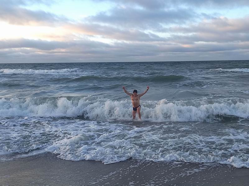 Никита Никитин купается