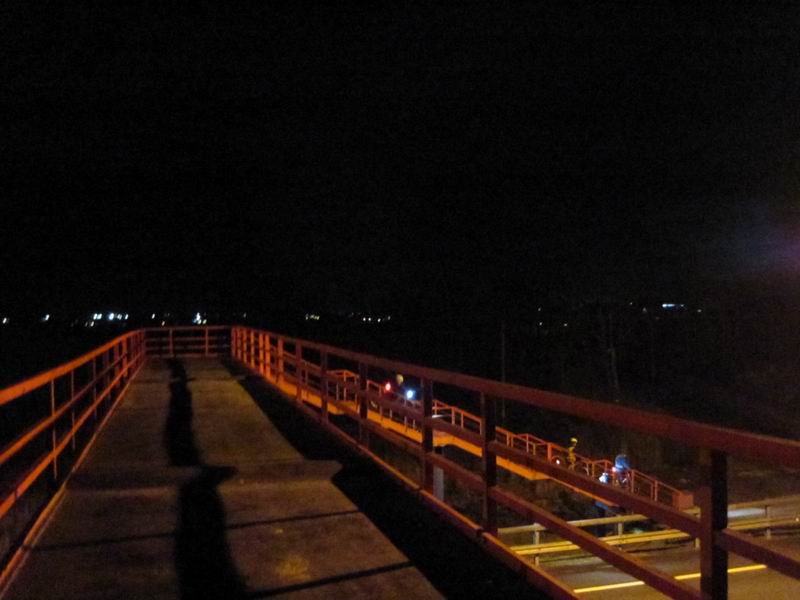 Участники спускаются с моста