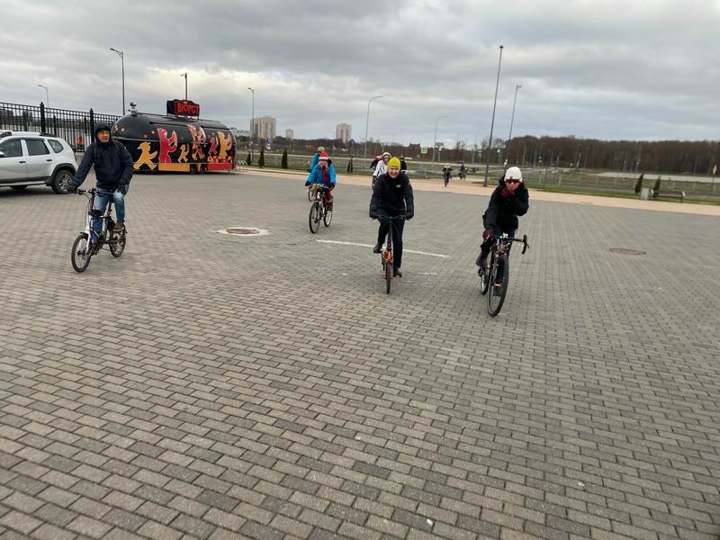 У стадиона гуляет ветер!