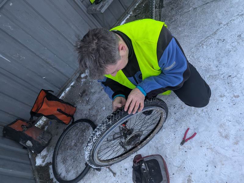 Найдена причина - прокол собственным шипом. Да, у старых шиповок так бывает. Проколовший камеру шип удаляется, а дырка в покрышке заклеивается латкой.