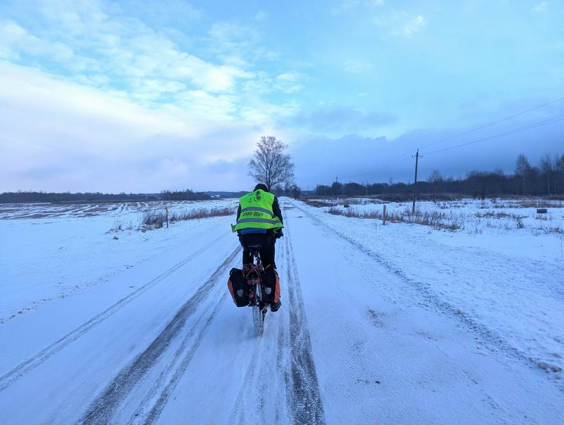 Сергей Мезенов на зимней дороге