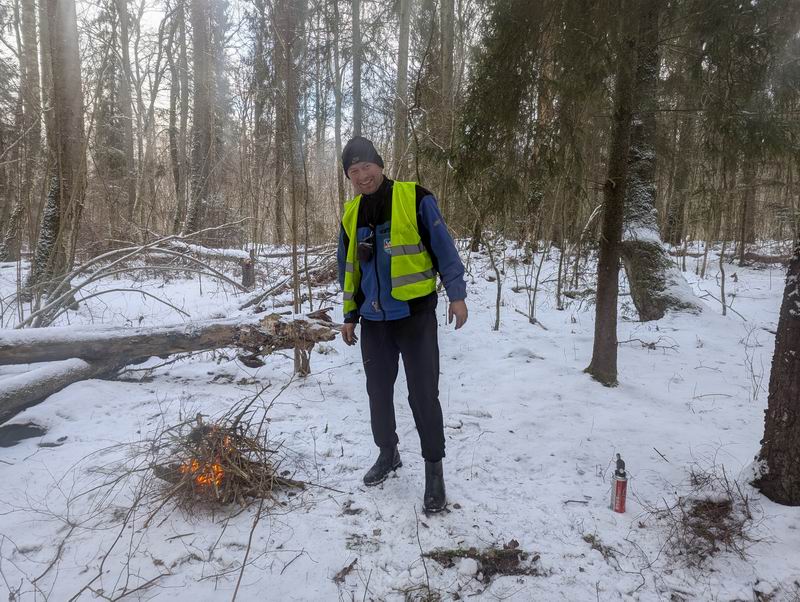 Сергей Мезенов развёл костёр