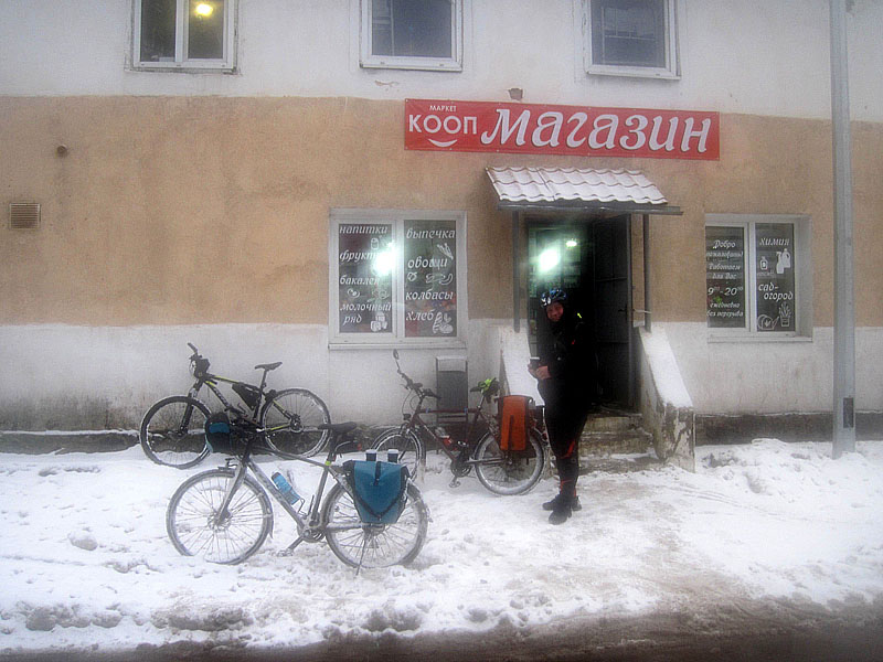 Остановка у магазина в Славинске