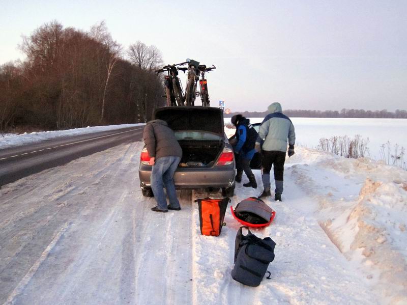 Первые четверо участников выгружаются на остановке в Богдановке