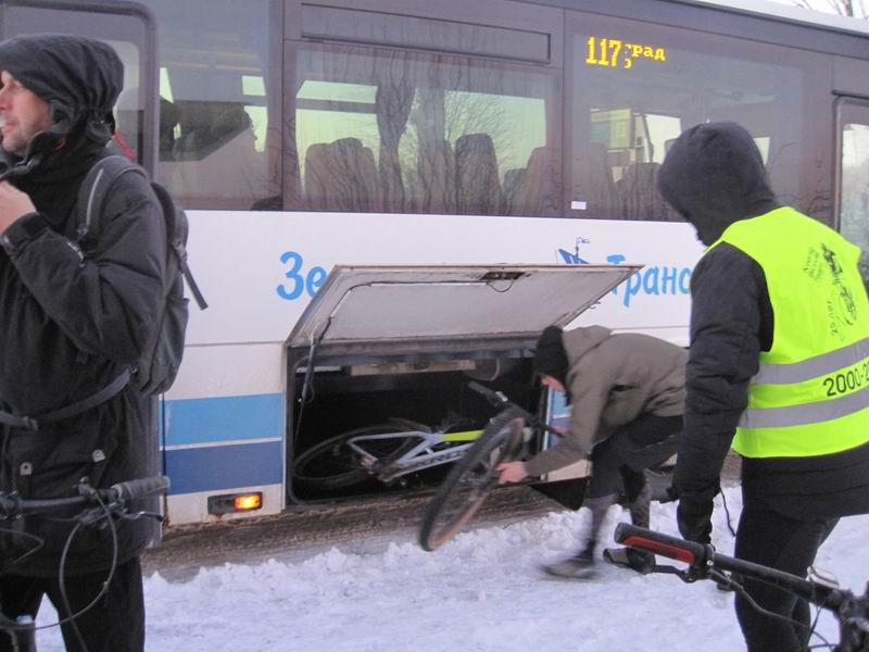 Остальные четверо участников приехали на 117-м автобусе