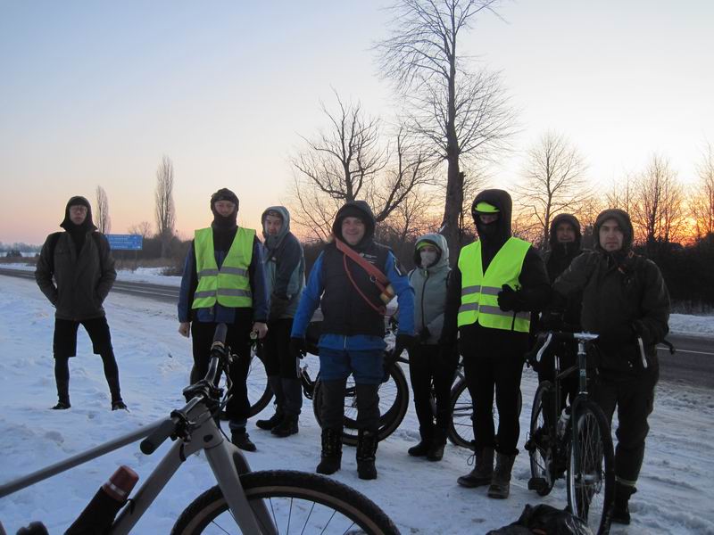 Все участники велопробега на втором стартовом фото. Слева направо: Никита Подтереба, Сергей Мезенов, Алексей Сажин, Никита Никитин, Анна Наумова, Дмитрий Ливенцев, Дмитрий Новиков, Дмитрий Пасека