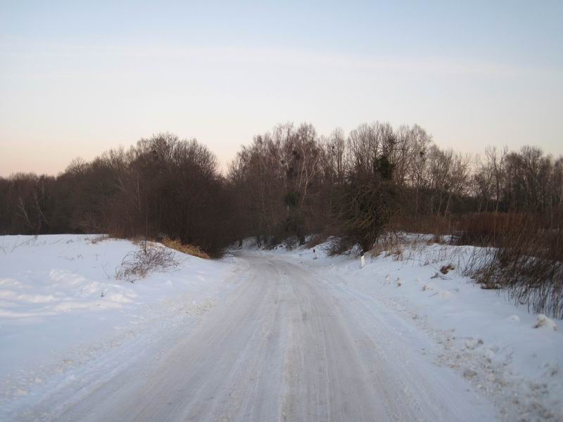 Спуск со злой брусчаткой под снегом