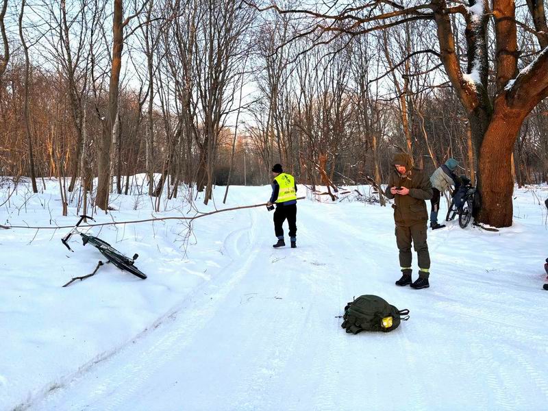 Сергей Мезенов изготавливает дрын для проверки крепости льда на стрёмных участках