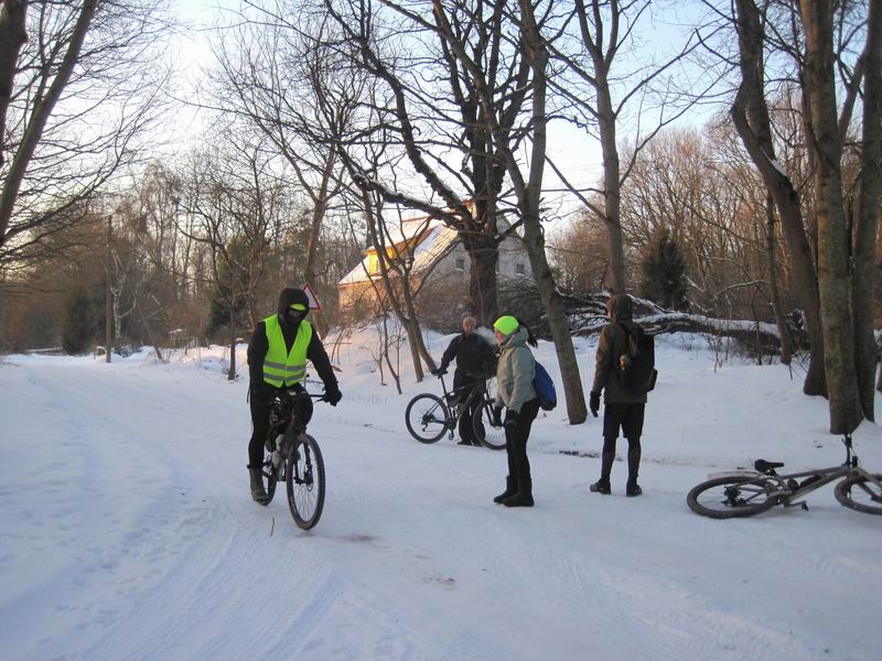 Приехал отставший Дмитрий Ливенцев. У него начал отваливаться шатун