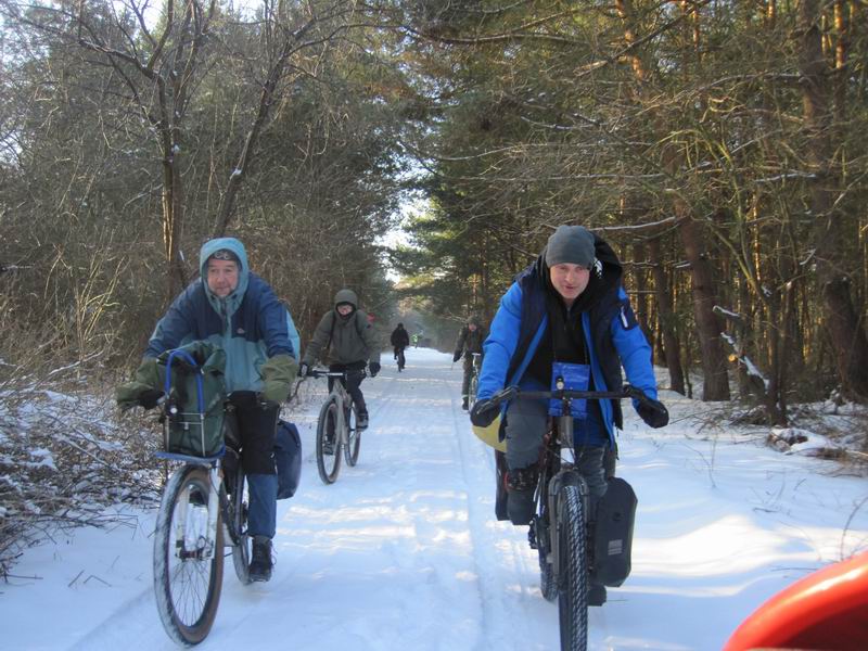 Едем по бетонке в лесу