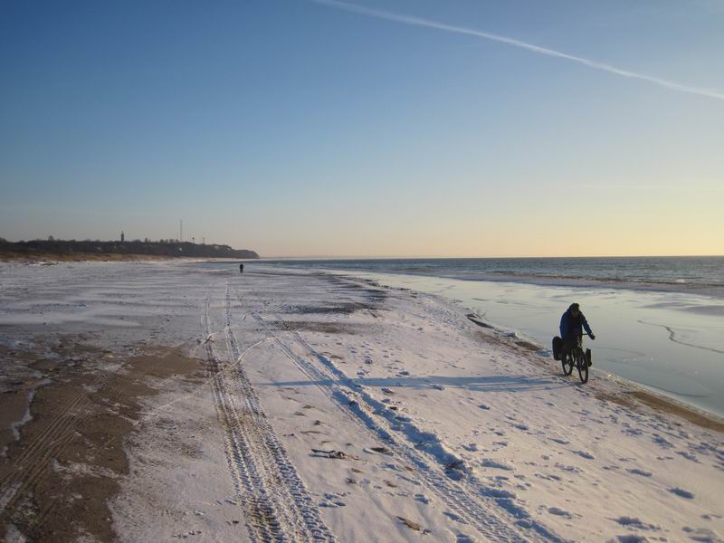 Участники велопробега и маяк в Окунёво