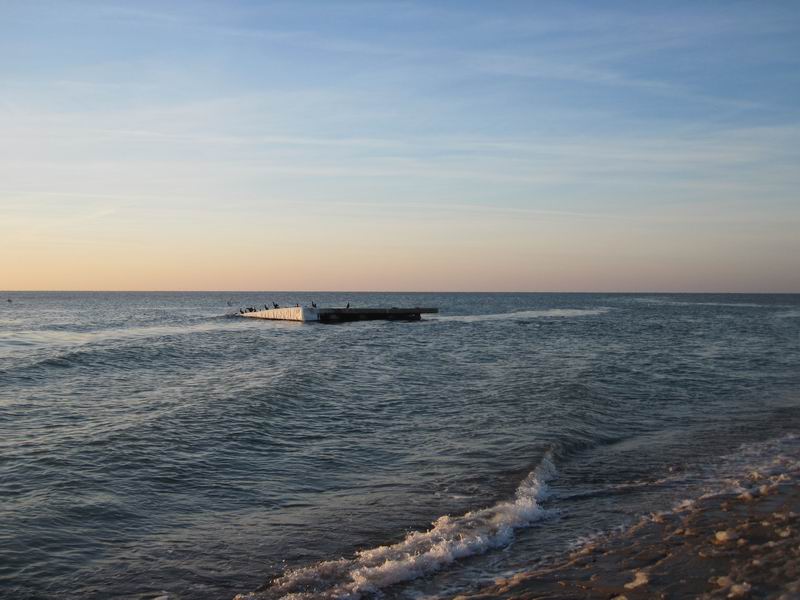 Бетонное сооружение в море