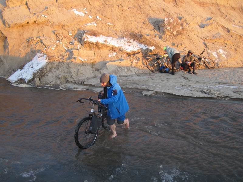 Никита Никитин переходит речку