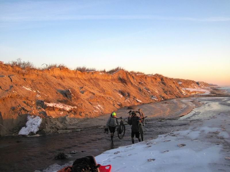 Анна Наумова и Никита Подтереба переходят речку