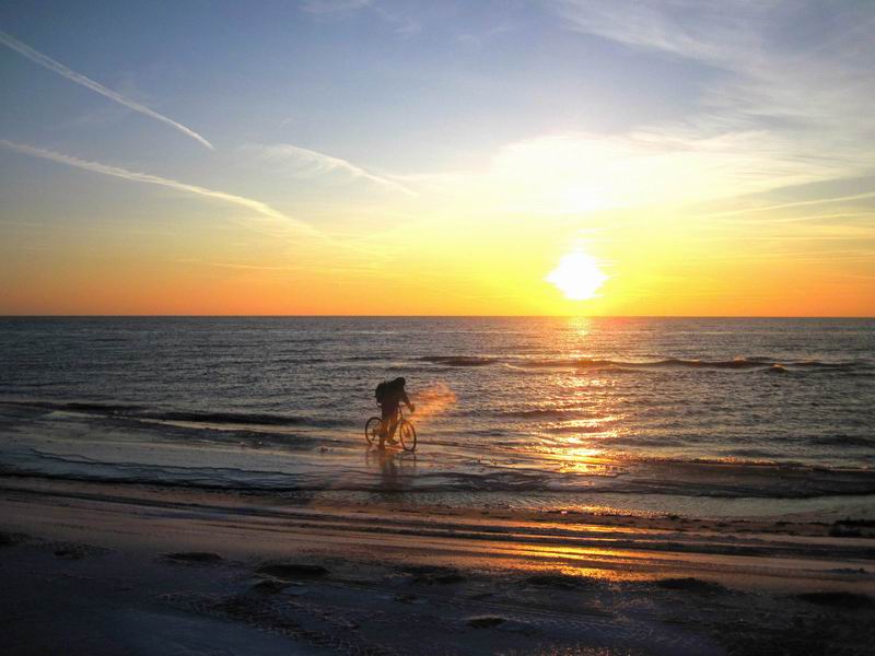 Дмитрий Пасека на фоне закатного неба