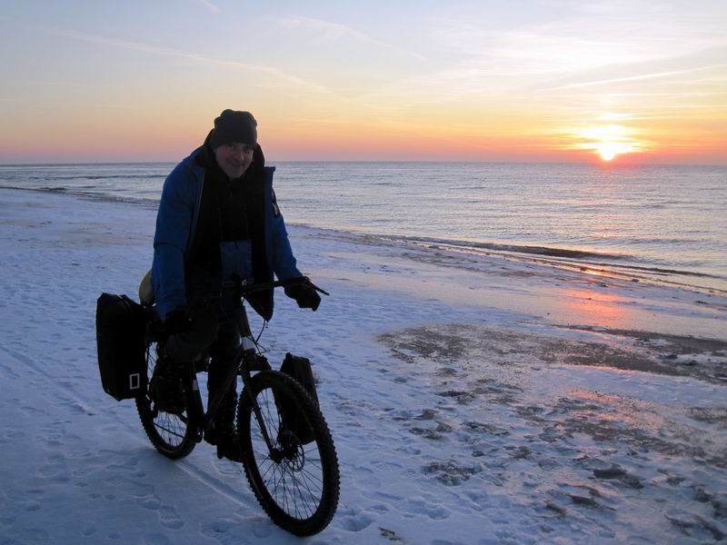 Никита Никитин на фоне заката